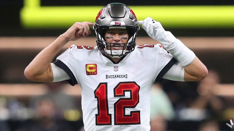 Tampa Bay Buccaneers quarterback Tom Brady brushes off ring finger injury concern on throwing hand Tampa Bay Buccaneers quarterback Tom Brady brushes off ring finger injury concern on throwing hand