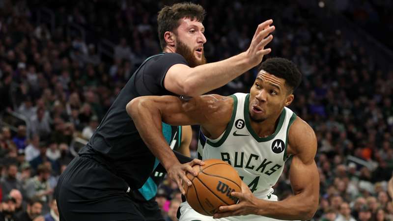 Giannis Antetokounmpo and the Milwaukee Bucks move to 9-1 at home, Brunson carries the Knicks